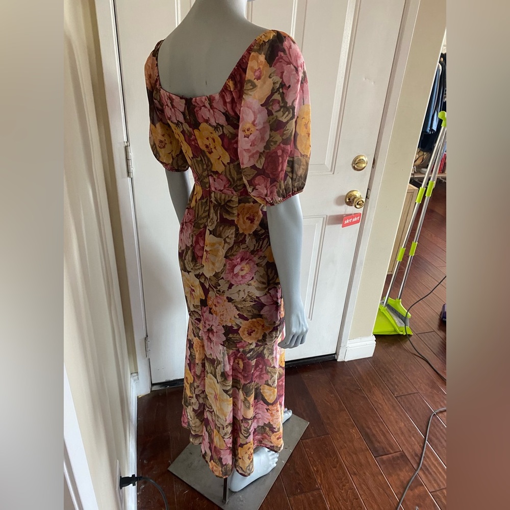 SHOWPO JASALINA MIDAXI DRESS - PUFF SLEEVE DRESS IN CLASSIC FLORAL size 4 - Picture 5 of 7